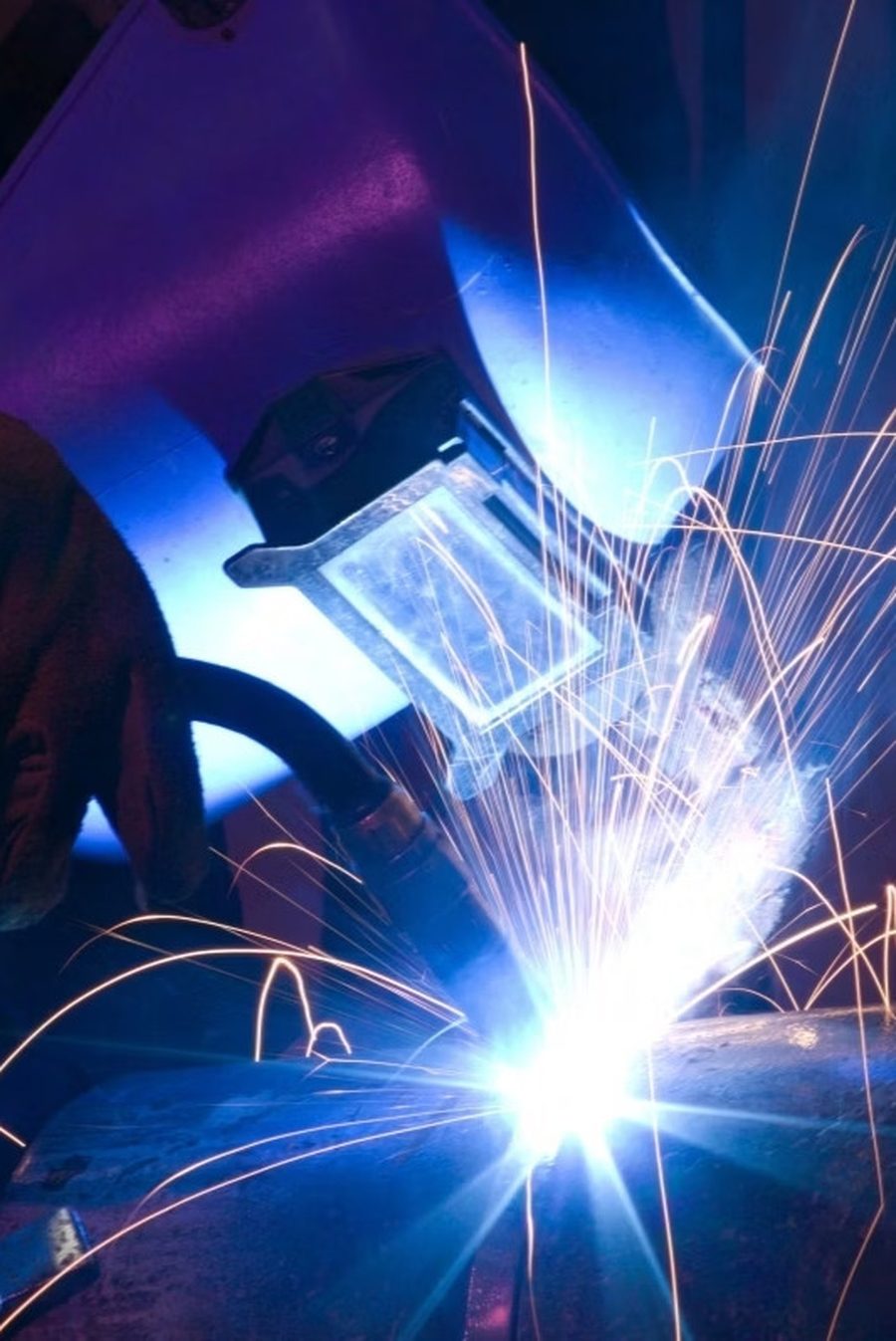 Precision welding with sparks in the workshop